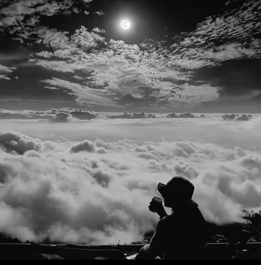 #بوح_lلخاطر
 لآ احد يشعر بوجع القلوب وخذلان المشاعر 

في قلوبنا حكايات لآ تحكى قد تجد بعض هذه الحكايات في نبره حزينه اوًنظره باهته أو تنهيده عابره 

ولكن نظل نبتسم ونخفي الألم طوال اليوم وكأننا في معركه مع القلب والعقل والمجتمع 🦋