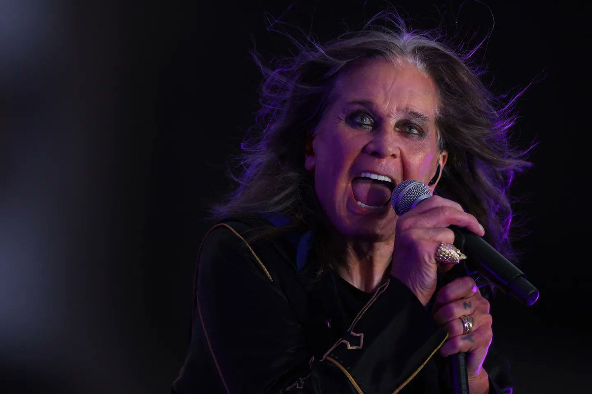 Muere el cantante Ozzy Osbourne, líder de Black Sabbath e icono del heavy metal británico, a los 76 años.
Su despedida de los escenarios ocurrió el pasado 5 de julio en el estadio Villa Park de Birmingham, ciudad natal de Black Sabbath, banda que fundó en 1968.