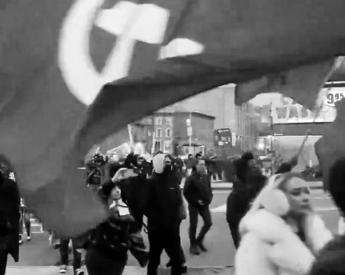 🇺🇸🍄🇨🇺 Desde pequeños se les inculca el comunismo: es "lo cool" y "lo subversivo". 
Lo que hay es mucha ignorancia, superficialidad y poca lectura.
Y una élite inculta y vulgar.
Ah, y mucho intercambio cultural con Cuba, país hermano en adoctrinamiento e ideologización.