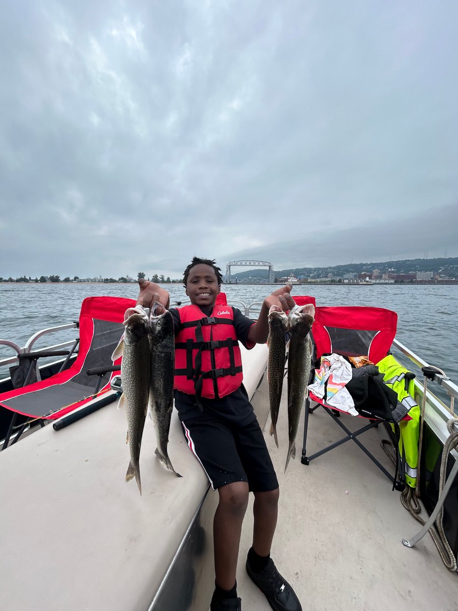 DuluthMNPolice's tweet image. While out fishing on Lake Superior, the kids from Neighborhood Youth Services caught three Lake Trout and one Salmon! 🎣 We had a blast reeling in these big fish!