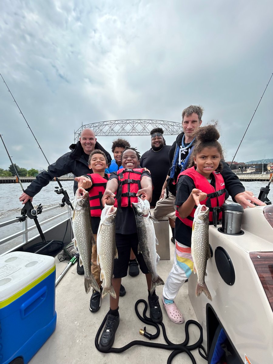 DuluthMNPolice's tweet image. While out fishing on Lake Superior, the kids from Neighborhood Youth Services caught three Lake Trout and one Salmon! 🎣 We had a blast reeling in these big fish!