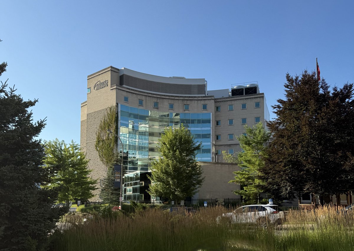 EMiddlebrooksMD's tweet image. Had a great time visiting @jclauneuro and team at @WesternU to share experiences in 7T, neuromodulation, and much more! Big congrats to @alaa_t_! Honored to be his external PhD examiner for his phenomenal work.