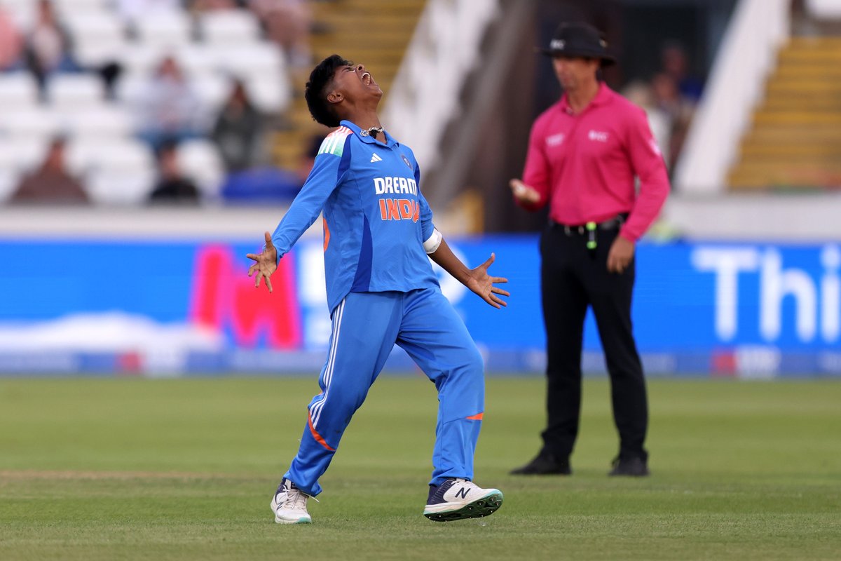 Kranti Goud - 6⃣ for 52 👏

India beat England by 13 runs in the final ODI to clinch the series 2-1.
#INDWvENGW #INDvsENG #bcci #krantigoud #HarmanpreetKaur #Harmanpreet