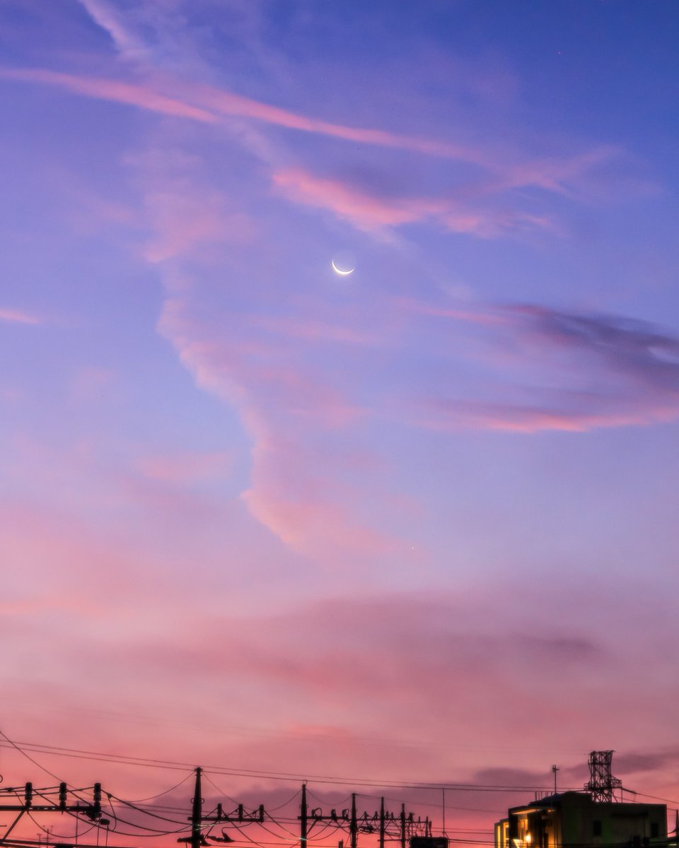 hiy_twinkle's tweet image. 細い月と染まる雲の夜明け空…眩い…