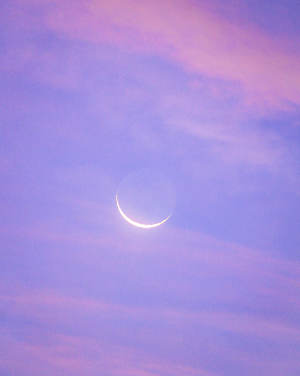 hiy_twinkle's tweet image. 細い月と染まる雲の夜明け空…眩い…