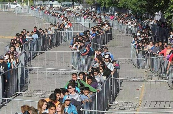 Trumperizar's tweet image. 馃毃 Filas de 11 kilometros en C贸rdoba para ver a Milei hoy en La Derecha Fest.
Revientan los Kukas.