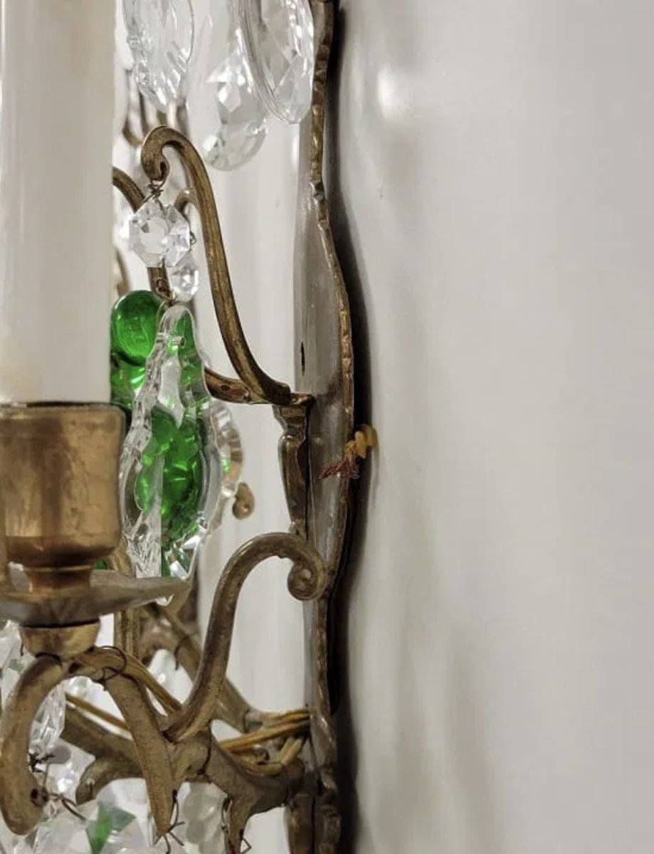 kingsroadAH's tweet image. Antique cast brass three-arm sconces ✨ Featuring clear &amp;amp; emerald green crystals. Electrified and full of charm—includes extra crystal parts! #sconces #vintage #antique #emerald #crystal #pair #wall #auction #bid #naples