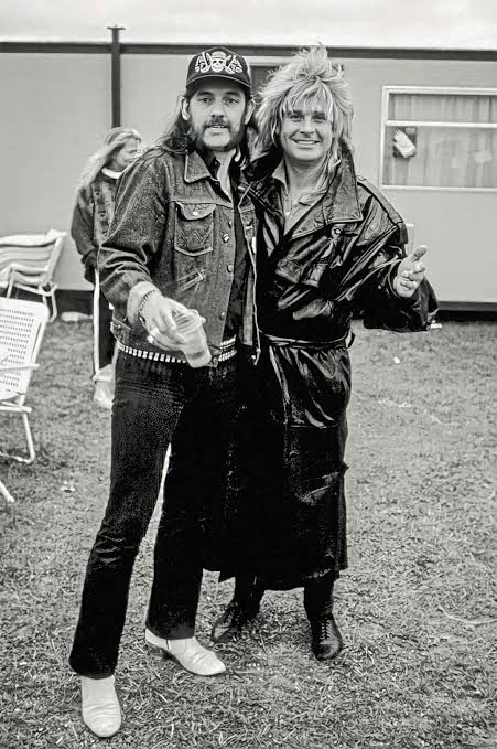 MetalMetal's tweet image. Descanse en paz el maestro, ídolo, padre de todos los metaleros, Ozzy Osbourne.
No sé sabe si está en el cielo o en otro lado, pero ya lo están recibiendo en backstage para que de concierto en donde quiera que esté. Junto al gran Lemmy Kilmister.