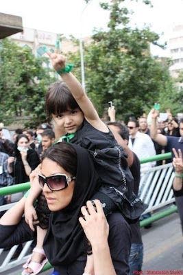 sabzghabaa's tweet image. گیرم که می کشید
گیرم که می برید
گیرم که می زنید
با رویش ناگزیر جوانه ها چه می کنید؟