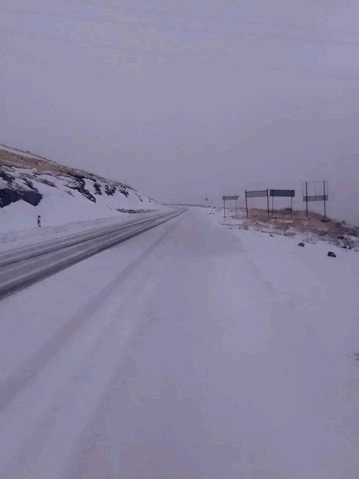 Motlatsi_RC's tweet image. Heavy snow❄️❄️❄️ Mafika Lisiu Pass: current Situation 🇱🇸❤️