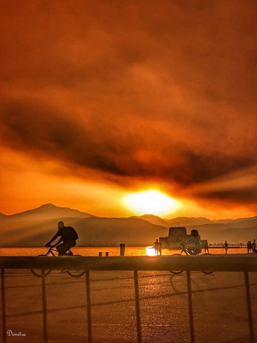 ForecastGreece's tweet image. 🔥Απίστευτη εικόνα απο το Ναύπλιο με φόντο τον καπνό που έχει κατακάψει το παρθένο δάσος στην ορεινή κορινθια
Φώτο : dimitra anagnostopoulou