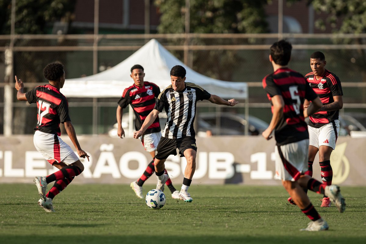 GaloNaBase's tweet image. ✔ Fim de jogo:
⚔ Flamengo 2x2 Atlético
⚽ Samuel Deus (24'/1T)
⚽ Mosquito (38'/2T)
🏟 Estádio da Gávea - Rio de Janeiro (RJ)
🏆 Camp. Brasileiro Sub-17 - 11ª rodada
🗓 Próximo jogo: Juventude (30/7), 15h, Arena MRV.
📷: Vinicius Gentil
#CampeonatoBrasileiroSub17 #FLAxCAM