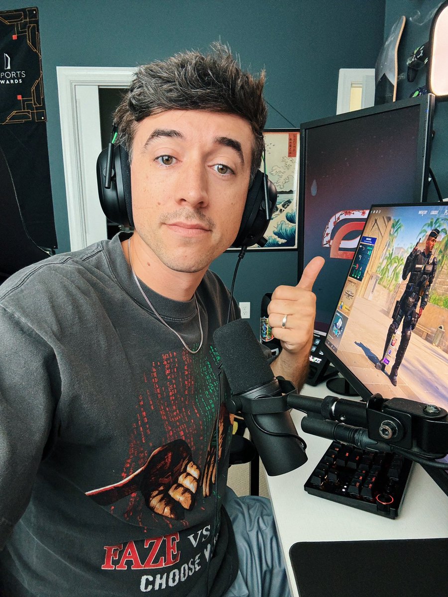 blakecissel's tweet image. help me choose a knife for counter strike  

twitch.tv/blakecissel
