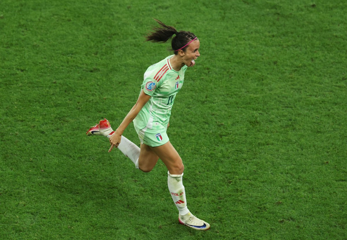 AttackingThird's tweet image. Barbara Bonansea gives Italy a dream start in the #WEURO25 semifinal 🤩