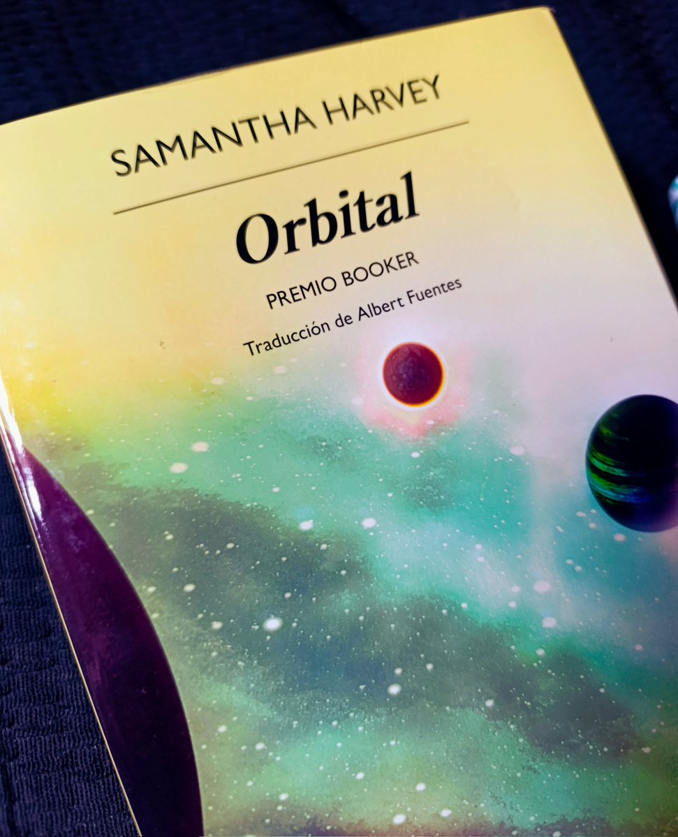 astutaka's tweet image. 'Orbital', de Samantha Harvey, nos muestra la insignificancia y la soledad de la humanidad en la enormidad del universo.
