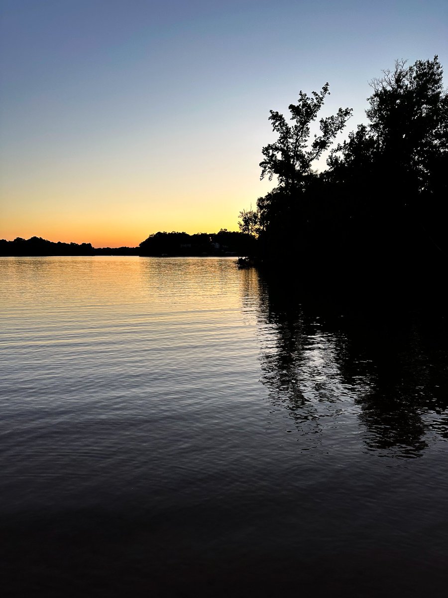 jahan_asante's tweet image. my soul is an empty carousel at sunset 🧡