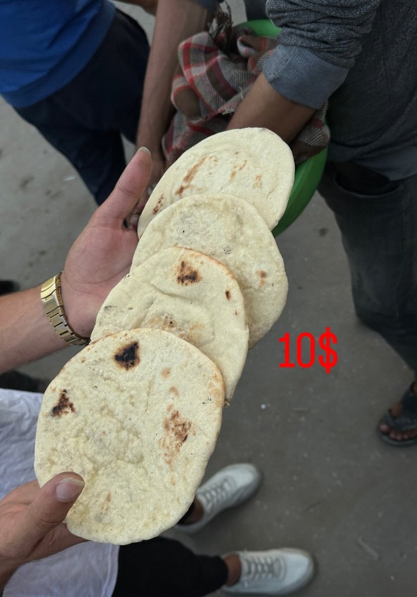 armanekerman_ir's tweet image. تصویری که خبرنگار فلسطینی منتشر کرده و نوشته قیمت این ۴ تکه نان در غزه ۱۰ دلاره!
#خبر_فوری #غزه #نان