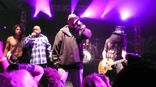 busblog's tweet image. the greatest ozzy show i ever saw
was at a car dealer in the valley
where the guest stars just kept rolling out one by one
including cypress hill, dave navarro, and slash.
it was so secret it doesn't even exist on @setlistfm
but i took pics for you
busblog.com/2008/10/karisa…
