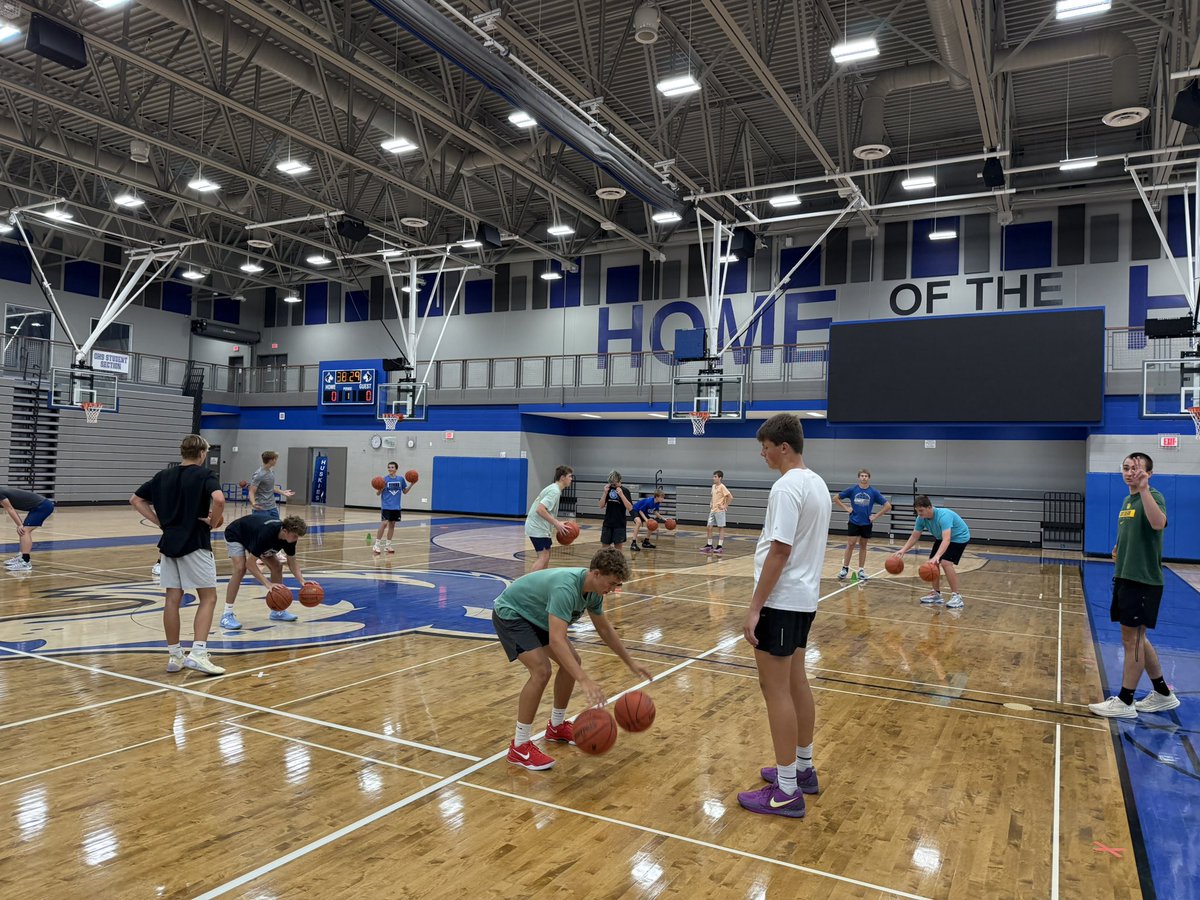 OwaBoysHoops's tweet photo. Summer bball camps are winding down with just a few days left of our Skills Academy.  Great attendance and appreciate the work of former huskies Cole Kruschke, Collin Vick, and Brayden Williams.  Love to see the connection between past and current Husky Hoopsters!  Go Blue! https://t.co/HaDNg5mJIt