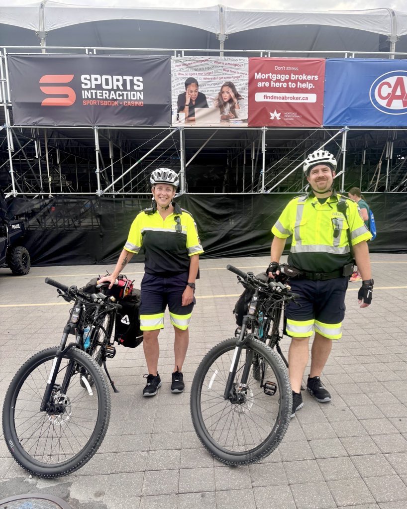 TorontoMedics's tweet image. 🏁 What a weekend at @hondaindy! @TorontoMedics were on duty helping keep everyone safe, and our bike team joined 450+ riders for Ride the Track 2025. 

Thanks to everyone who came out, and to @BreakfastClubz for including us in the fun! 

More 📸 on IG: ow.ly/SWe850WtATN