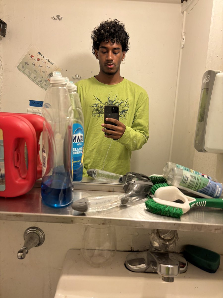 3neverknowsbest's tweet image. slept for 4 hours then started my day with a cig and Red Bull I genuinely doubt I will live to 30