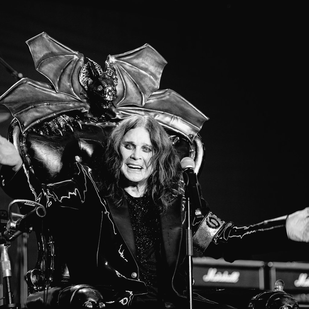 PProkulski's tweet image. Dwa tygodnie temu zagrał ostatni koncert, dając z Black Sabbath i masą gości jedno z najbardziej historycznych wydarzeń w historii rocka i metalu. Wykonanie "Mama, I'm Coming Home" ściskało za gardło.
Jedna z najważniejszych postaci dla gatunku. Miałem to szczęście, że…