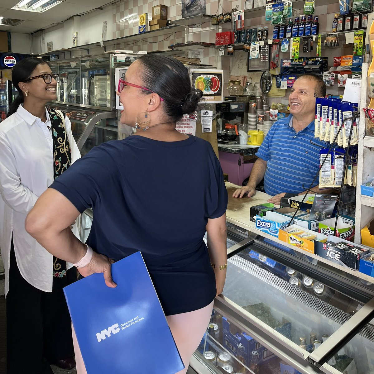 helloDCWP's tweet image. Our teams are hitting the streets today to help keep NYC’s small businesses informed about their rights and responsibilities!
Thank you to @CMShahanaHanif for joining Commr Mayuga in conducting violation-free visits in Brooklyn.
We are proud to help small businesses thrive.