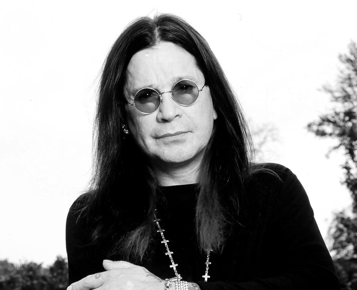 Zack_lope's tweet image. Ozzy Osbourne morreu hoje. E com ele, parte da alma do rock também
Ele era disléxico e foi preso aos 15. Virou lenda com riffs satânicos e hinos eternos.
Criou o heavy metal, sobreviveu a tudo, e nos ensinou que barulho também é arte.
Hoje o mundo ficou mais silencioso. 🧵👇