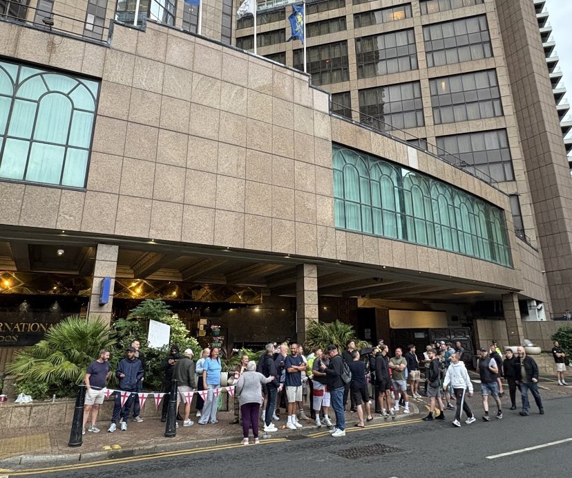 GBPolitcs's tweet image. 馃毃PICTURED: There is a large presence outside the luxury Canary Wharf hotel