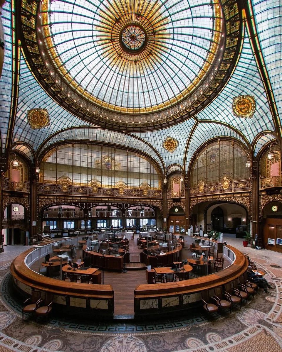 Parisianaes1's tweet image. Magnificent Art Nouveau interior of the Societe Generale Bank by Jacques Hermant. This dome is an architectural masterpiece