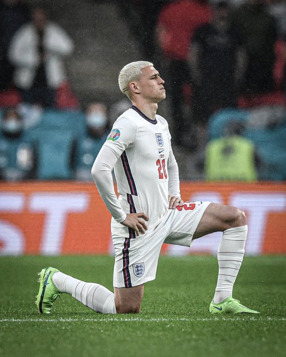MarkHiggie1's tweet image. Michael Deacon reminds us of ‘the bizarre spectacle before the match at the men’s football World Cup of 2022, between England and the US. The England players took the knee – yet the US players (more than half of whom were black) didn’t.’ telegraph.co.uk/news/2025/07/2…