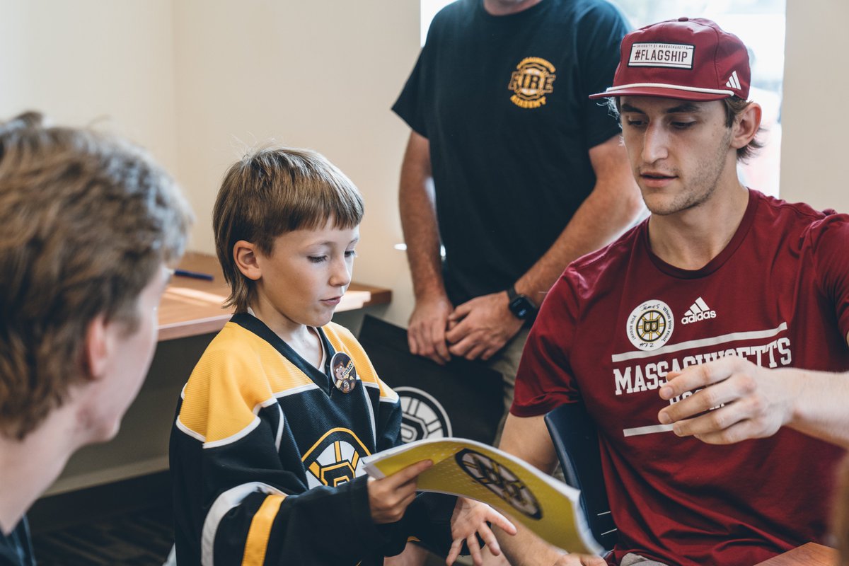UMassHockey's tweet image. Took a trip off campus this afternoon and spent some time with @NHLBruins mascot Blades at the Hadley Public Library interacting with the local community 📚
#NewMass X #Flagship🚩