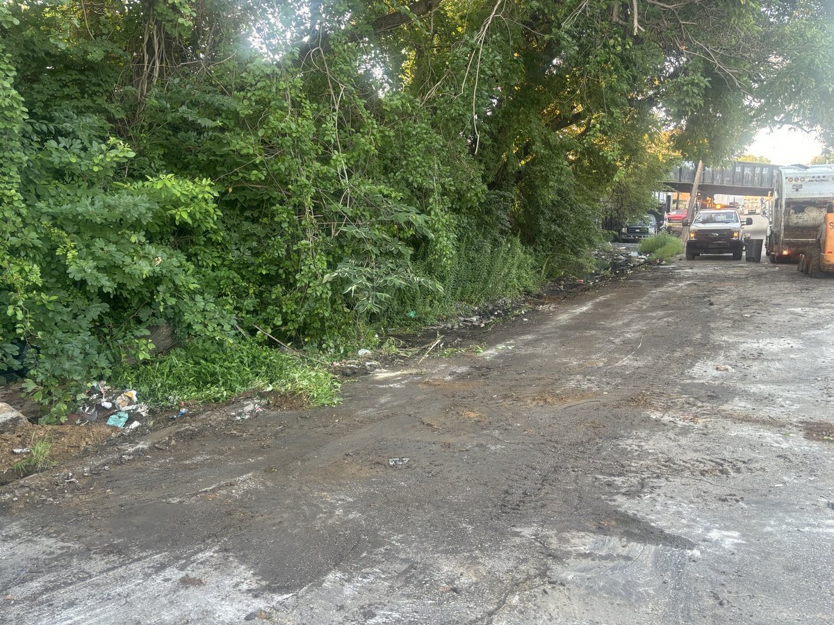 phl_cgoffice's tweet image. One of the biggest challenges we’re facing now is illegal dumping. The 6300 block of Haverford Ave, and the 5600 block of Grays Ave received cleanups by our crews. WARNING: Illegal dumping is being tracked. Fines are up to $5,000 per item, per incident. #PHLStopsIllegalDumping 📹