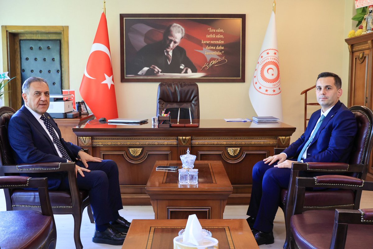 Valimiz Dr. Ahmet Hamdi Usta, görevlerine başlayan Vali Yardımcılarımız Ayşegül Tunç ve Yasin Şahin’i ziyaret ederek 'hayırlı olsun' dileklerini iletti.

Bingöl’ün gelişimine katkı sunacak her çalışmada birlikte hareket etmenin önemine vurgu yapan Vali Usta, Vali Yardımcılarımıza