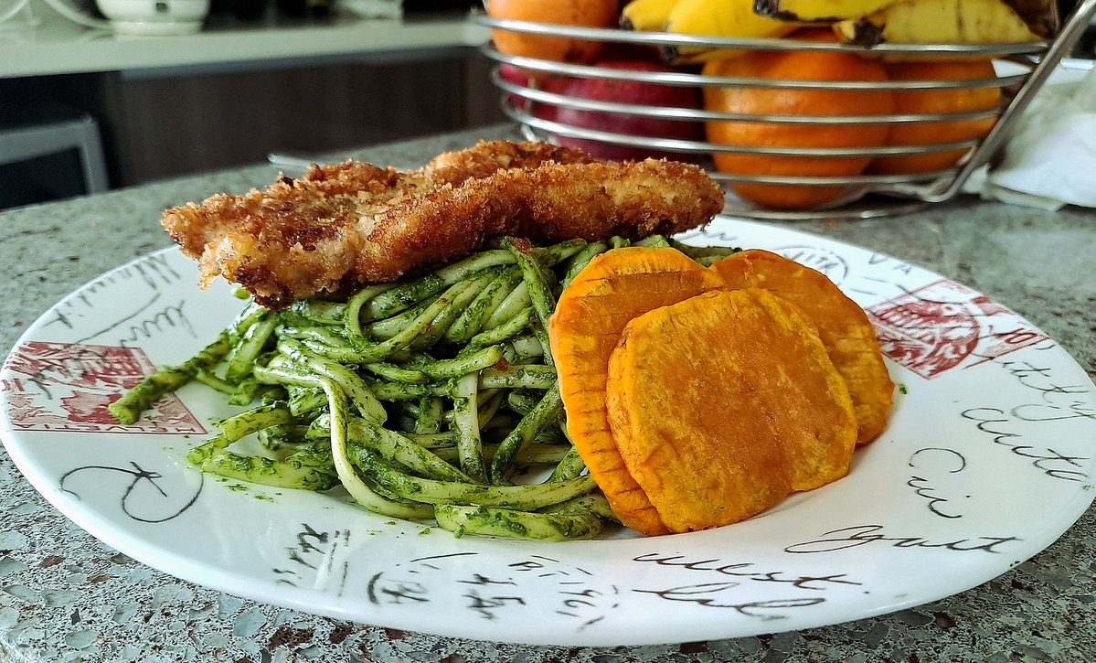 Freewer30's tweet image. Worlds testing season, so I cooked tallarines verdes with chicken milanesa 🔥💯