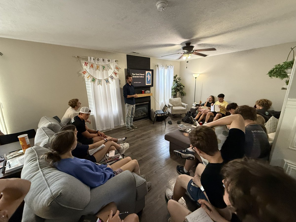 EHM_Apologetics's tweet image. Day 3 leading Chisholm Summit Community Church’s Biblical apologetic mission trip. Students hearing from LDS apologist Shiloh Lofgran. Pray that they listen well and ask good questions.