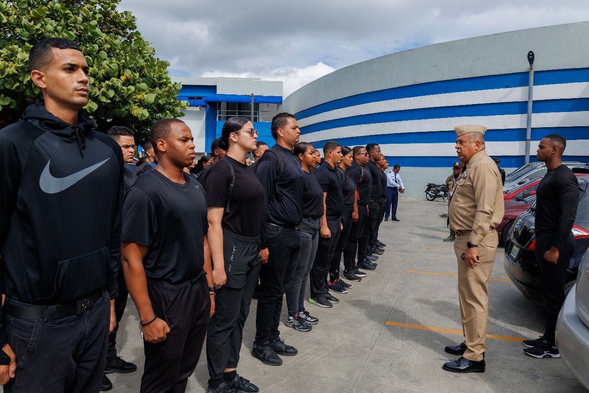 MigracionRDo's tweet image. Nuestro director general, vicealmirante Luis Rafael Lee Ballester, exhortó a los nuevos agentes de Reacción Rápida a actuar con responsabilidad, respeto a los derechos humanos y ejemplo de integridad. Seguimos comprometidos con una gestión firme, humana y apegada a la ley.

#DGM