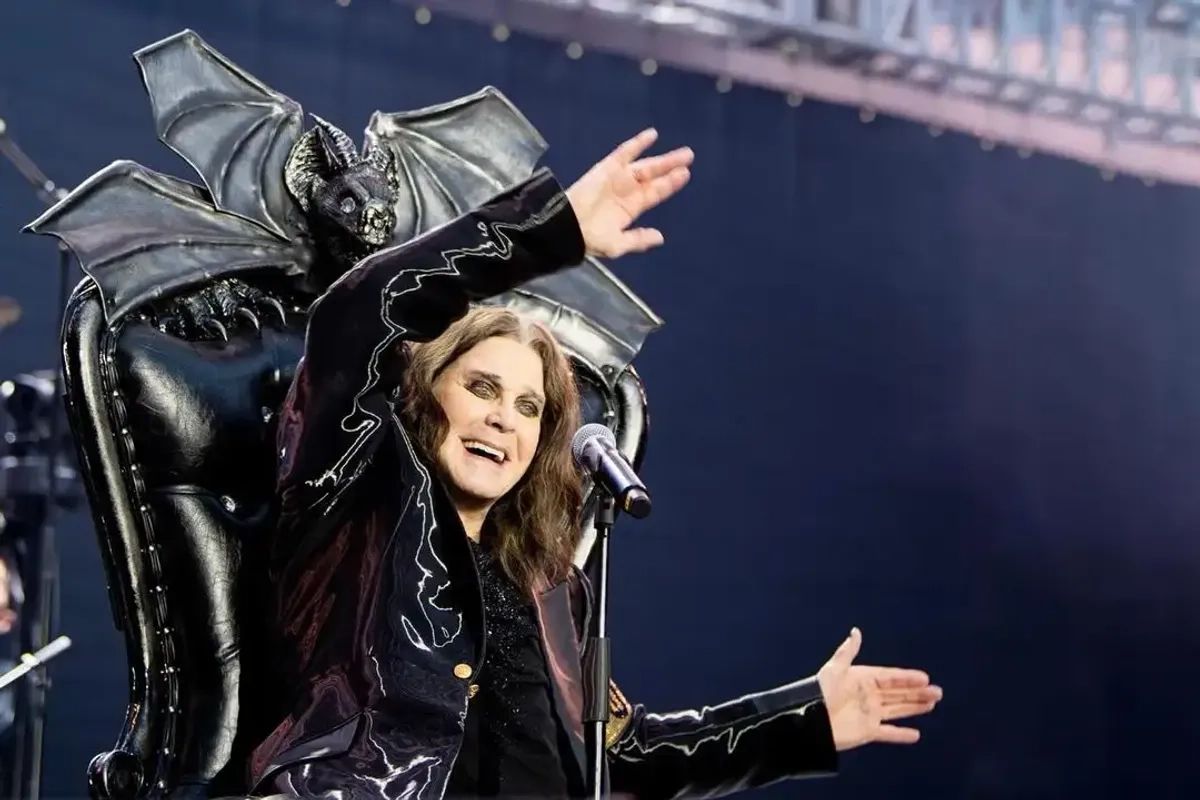 SinDocumentosMX's tweet image. 🦇 Tras un último y épico concierto donde Ozzy Osbourne se reunió con Black Sabbath por primera vez en años, el icónico vocalista ha fallecido. 

Su legado, forjado entre riffs ensordecedores y letras inolvidables, es eterno. 
 
Detalles:
buff.ly/kgR9leD