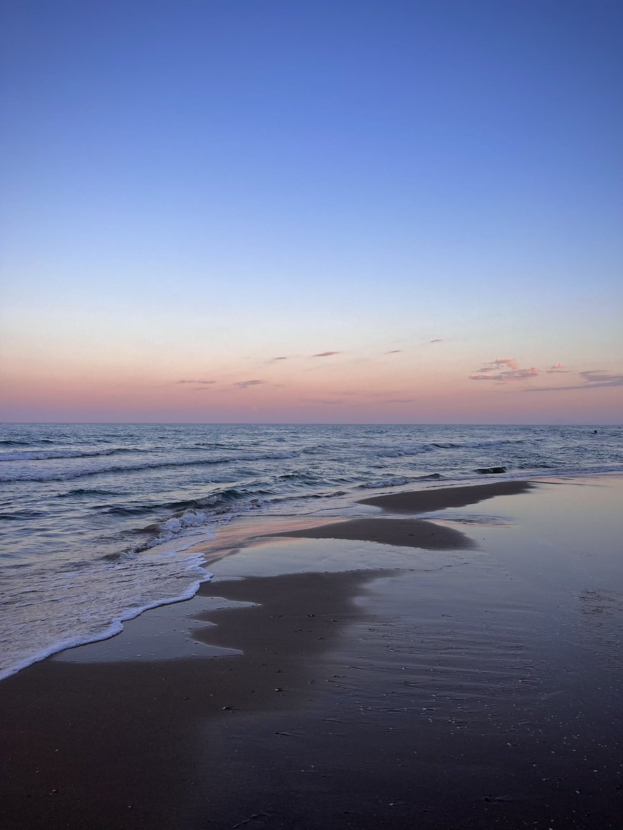 LGranell's tweet photo. hi ha un moment molt concret, quan el sol ja s’ha amagat però encara no ha arribat del tot la nit, en què el cel i el mar es fonen en un sol horitzó. una llum tan concreta, tan mediterrània, que només qui viu a prop d’aquest mar pot veure-la cada dia i reconèixer-la com a casa. https://t.co/Q1FttlswLb