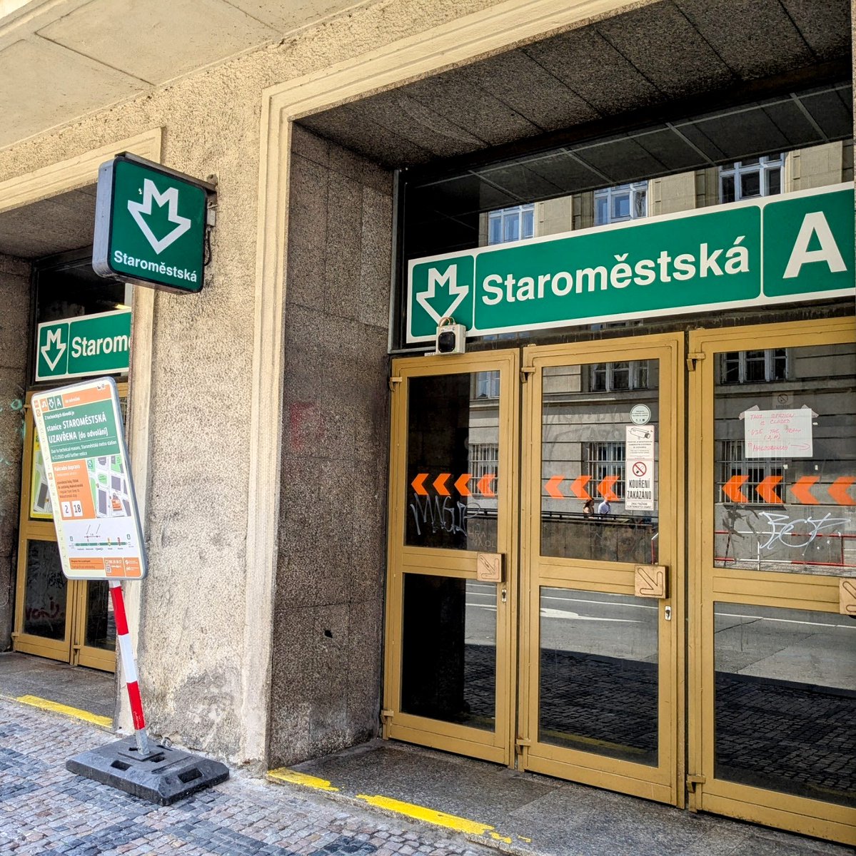 MYU_PRGVIEBUD's tweet image. プラハ・旧市街地下鉄駅🇨🇿
7月5日のエスカレーター火災以来閉鎖されていたプラハ地下鉄スタロムニェストスカー駅は、出口のみ今日7月23日から営業再開、全面開業は8月中旬を予定しています。
旧市街広場から最も近い駅の封鎖は、観光への影響が大きいですね。。。