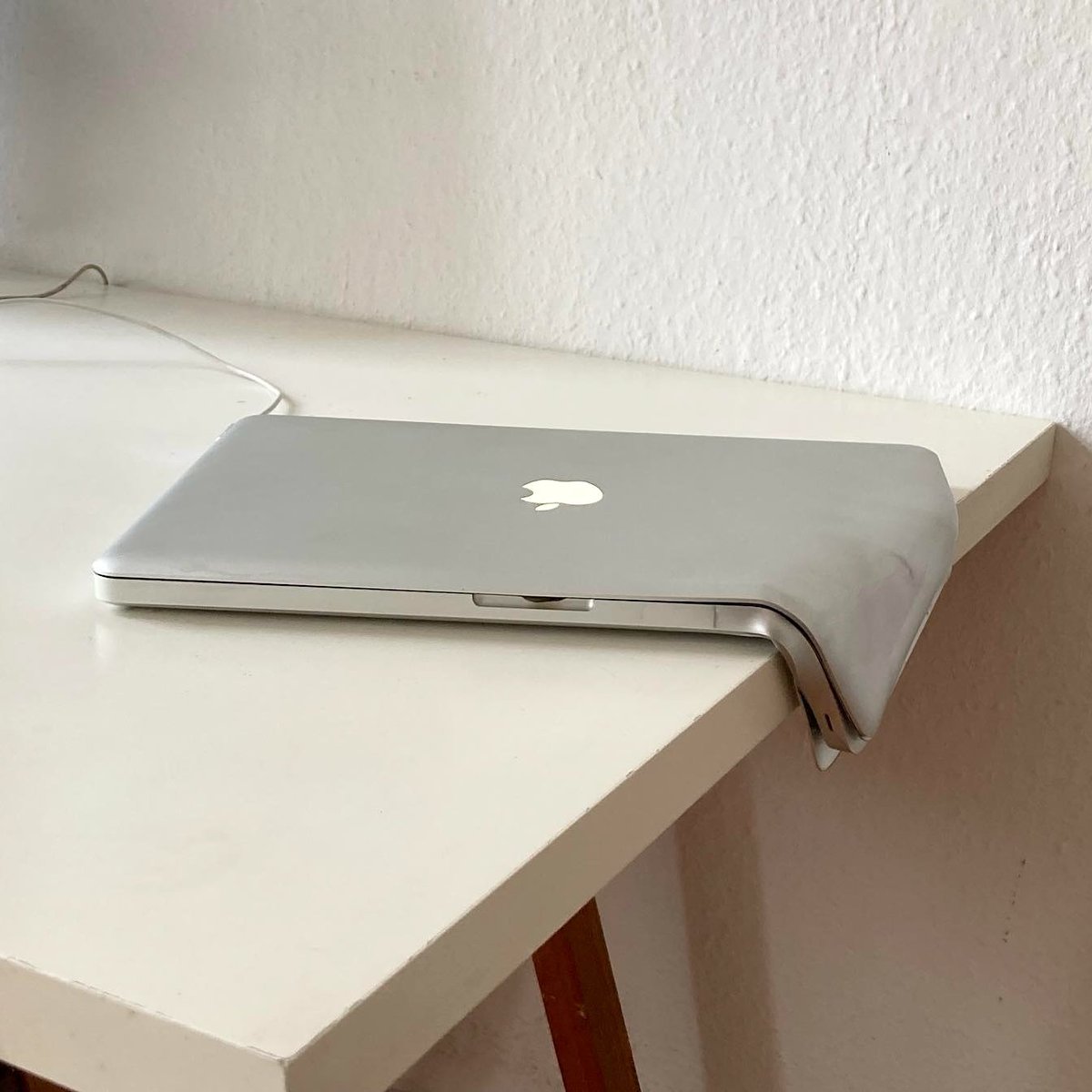 iHateApplee's tweet image. Is this what Liquid Glass does to MacBooks? 🤣