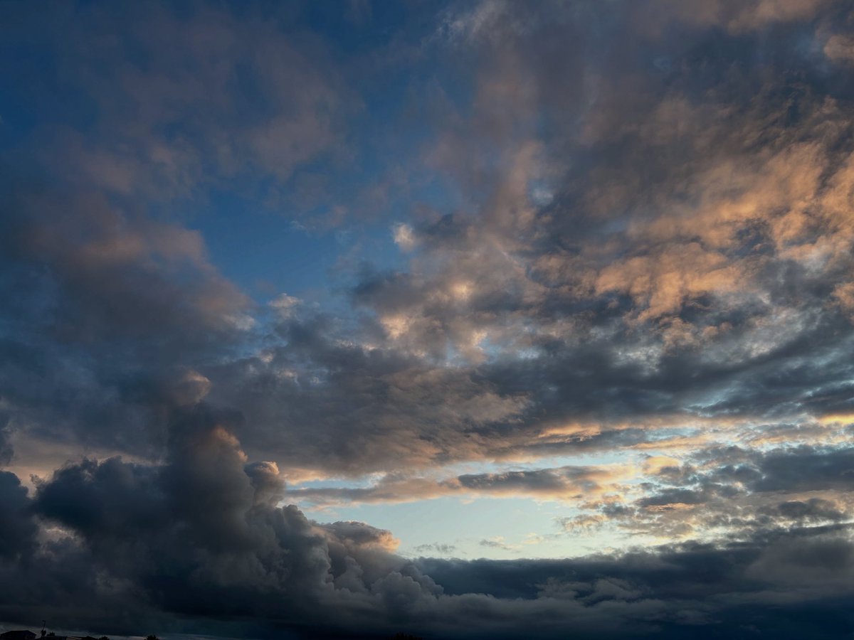 I think I could spend my days taking pictures of cloudy skies. Infinite,  ever changing variations. #cloud #cloudscapes