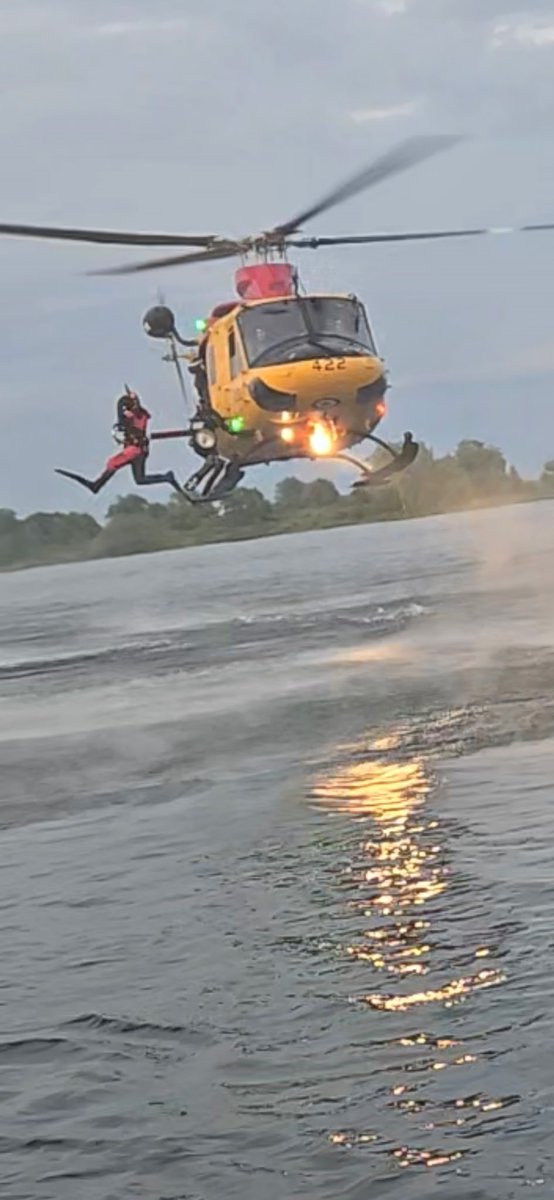 JRCCTrentCCCOS's tweet image. Samedi soir, l’#OPP a demandé l'aide de la #CCCOSTrenton) pour une personne tombée par-dessus bord près de Gananoque (Ontario). Un CH-146 Griffon de l'#ARC a déployé des Techs #SAR qui ont récupéré la personne en toute sécurité et l'ont transférée aux SMU locaux.