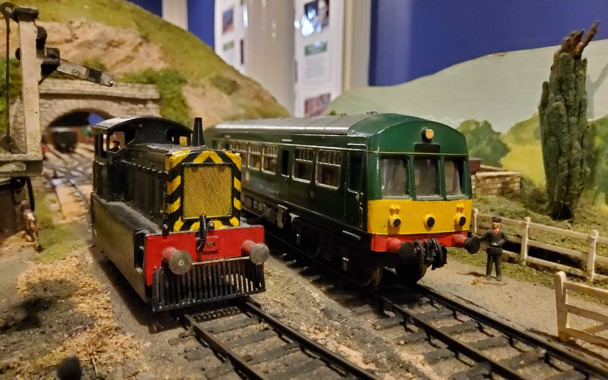ArmandPartis's tweet photo. Mavis and Daisy conversing with each other. I'm not sure what commentary to give them. Feel free to give your own, or draw faces or whatever. 😐 https://t.co/8JnDRDWaIE