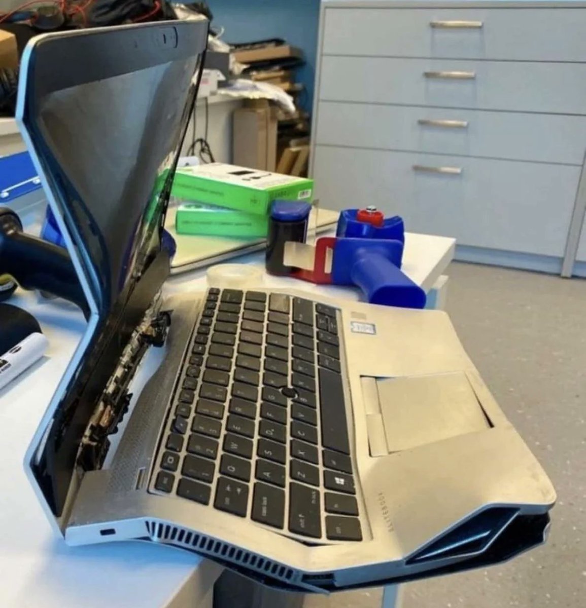KiwiEV's tweet image. I love how this limited edition Picasso laptop has enhanced ventilation for gaming.