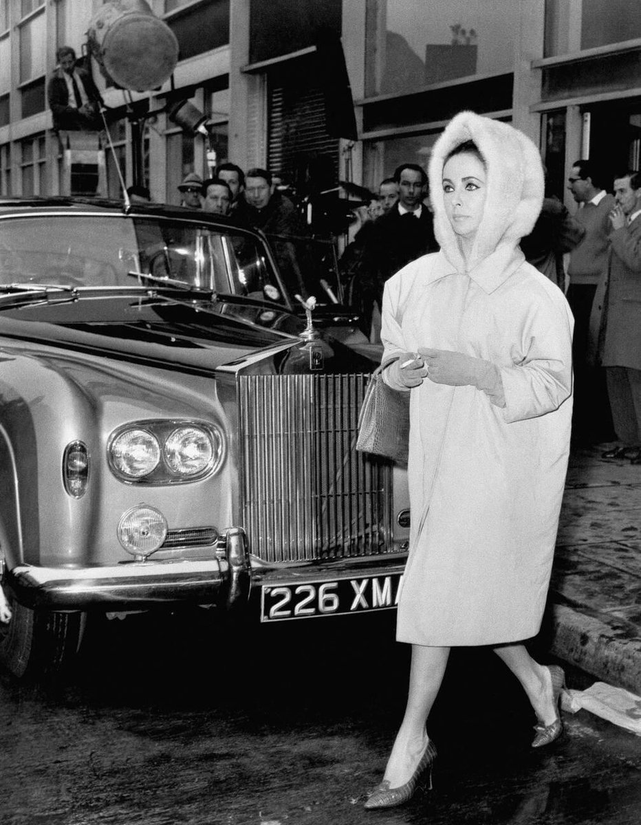 TheOldHollywood's tweet image. Elizabeth Taylor on location at London Airport during filming of The V.I.P.s (1963)