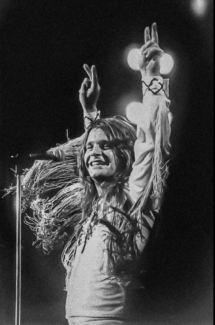 GhShadow19's tweet image. Hoy se nos va un grande.

Esto me pone muy triste porque su música me ayudó a sobrellevar una etapa muy difícil de mi vida.

Descansa en paz OZZY OSBOURNE 🖤🦇