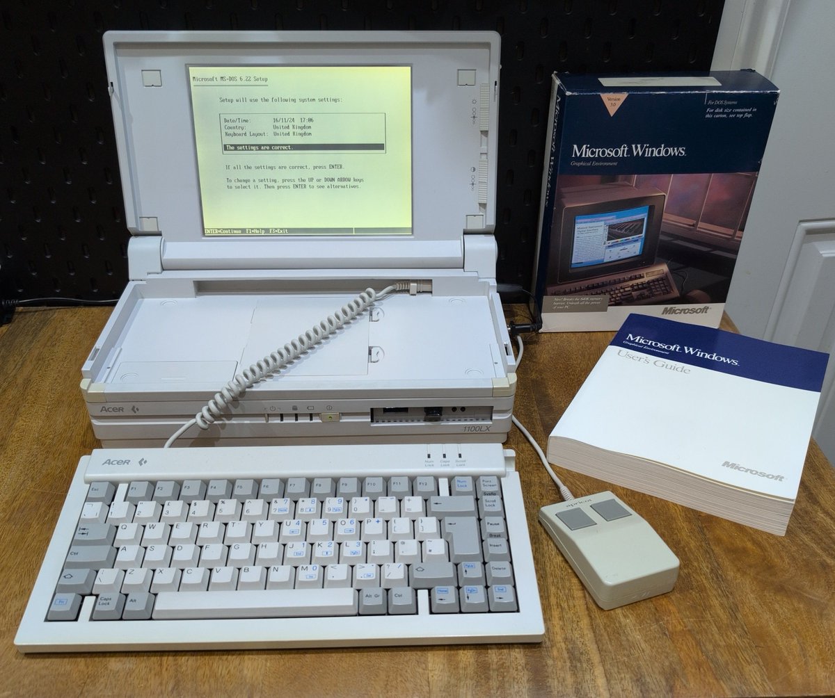Gammitin's tweet image. Acer AnyWare 1100LX, was the first 'traditional laptop' released by Acer, back in 1990!
It has hands down the best ever monochrome screen I've ever seen on a laptop, it's a triple supertwist nematic LCD, the clarity is absolutely insane!