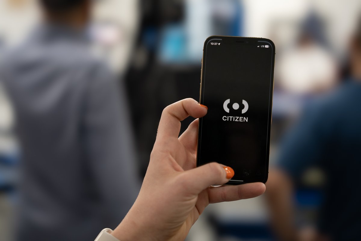 nycgob's tweet image. ¿Es usted uno de los 3 millones de neoyorquinos que usan @CitizenApp? Ahora tenemos una cuenta de Seguridad Pública en NYC.
Desde alertas de calor hasta incidentes que están ocurriendo, recibirá todas las notificaciones para estar seguro e informado.
nyc.gov/office-of-the-…