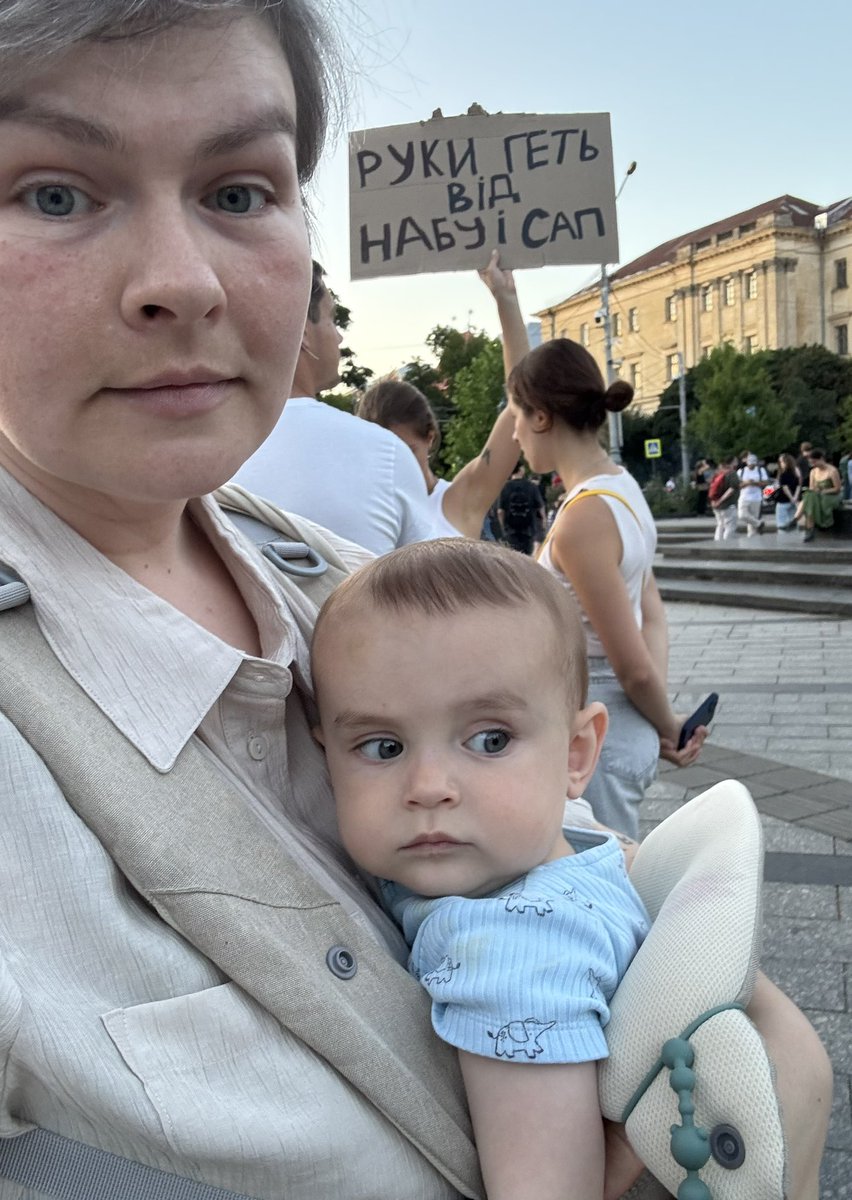 darialutsuyk's tweet image. почитала новини 🤨
кажу малюку: кидай іграшки, збираємось